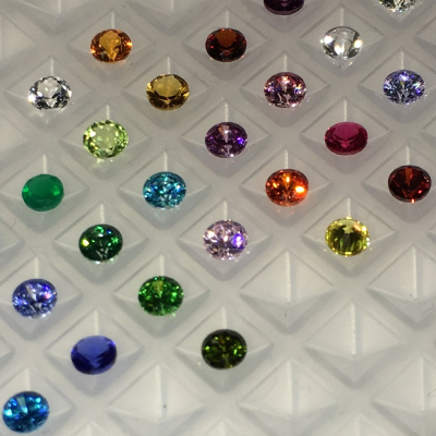 Топазы и цирконии Swarovski - яркие краски в Оринго.